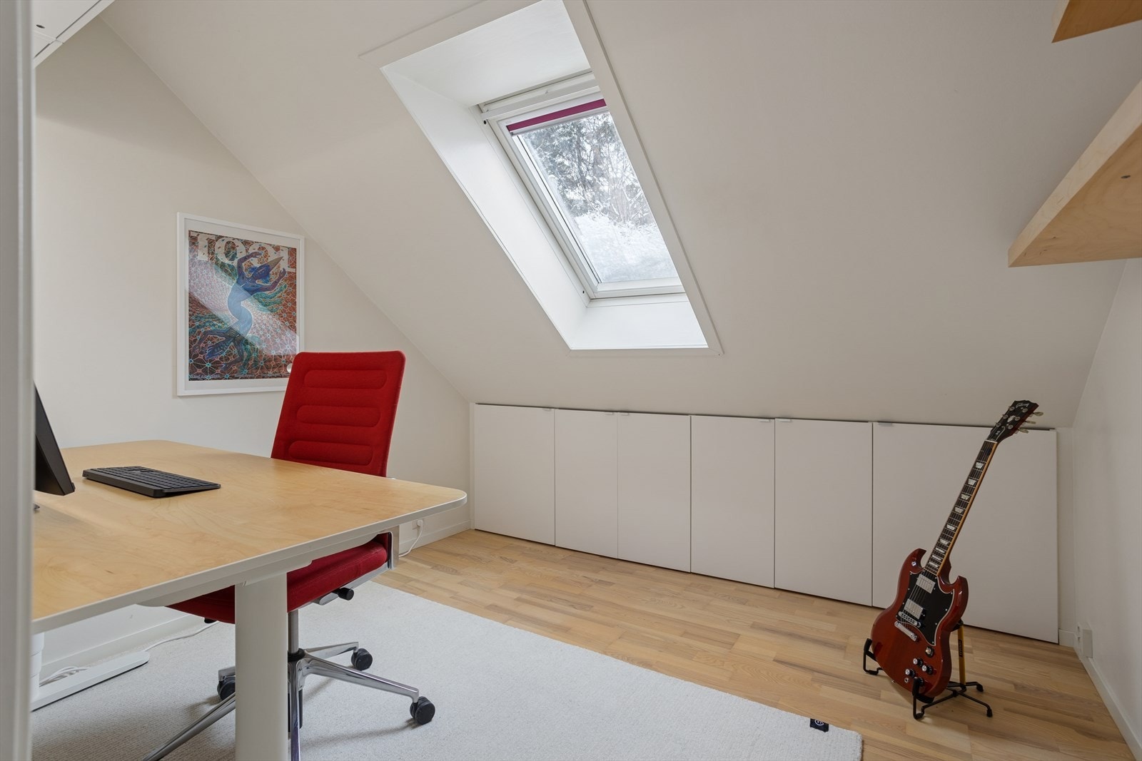 Praktisk kontor eller gjesterom med takvindu som gir godt arbeidslys. Integrert skapløsning i kneveggen. Galleribilde