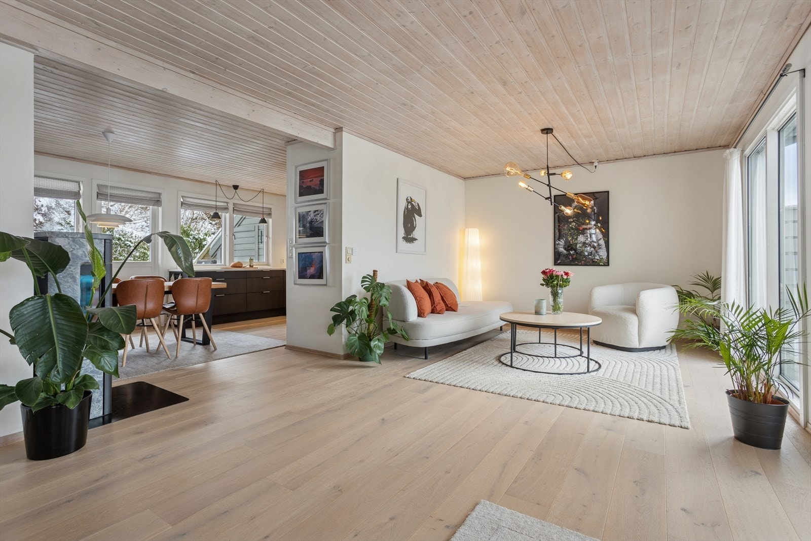 Den åpne løsningen mellom stue og kjøkken skaper en luftig og sosial sone. Galleribilde