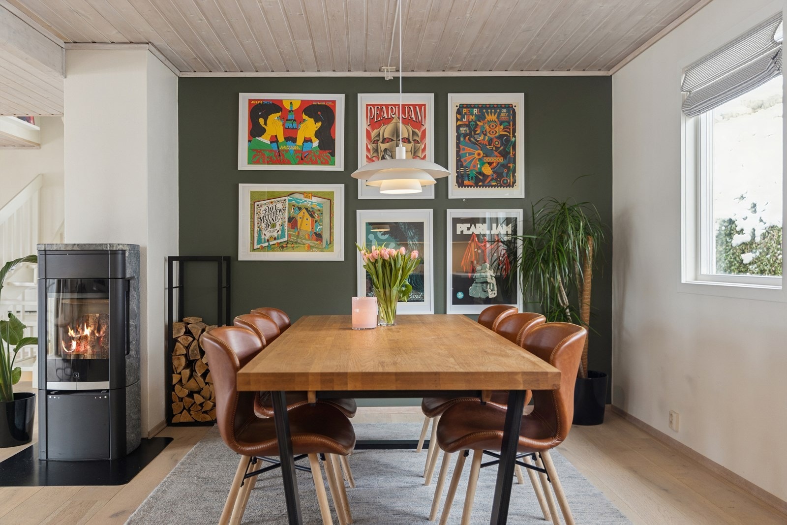 En vedfyrt klebersteinsovn i stuen gir både varme og en hyggelig atmosfære. Galleribilde