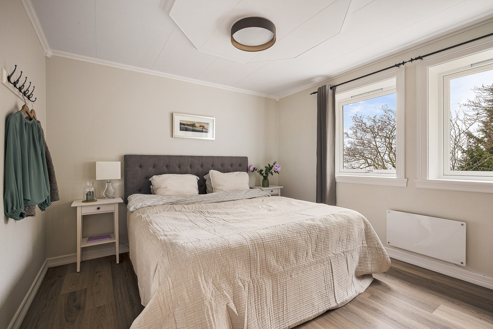 Boligens hovedsoverom måler 14,3m². Med sine lyse farger og store vinduer er dette en trivelig plass å være. Galleribilde