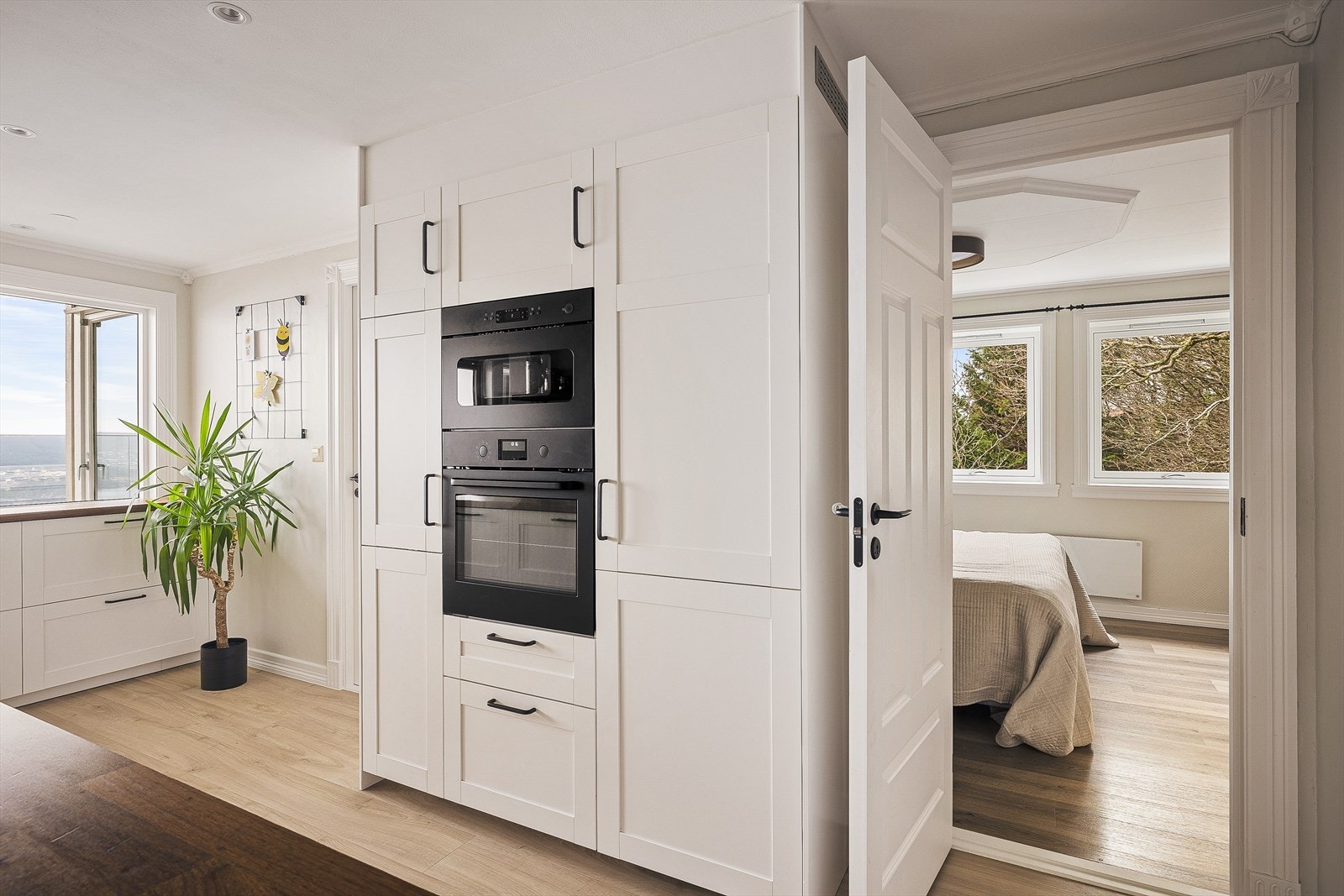 Fra kjøkkenet er det tilkomst til boligens resterende soverom. Galleribilde