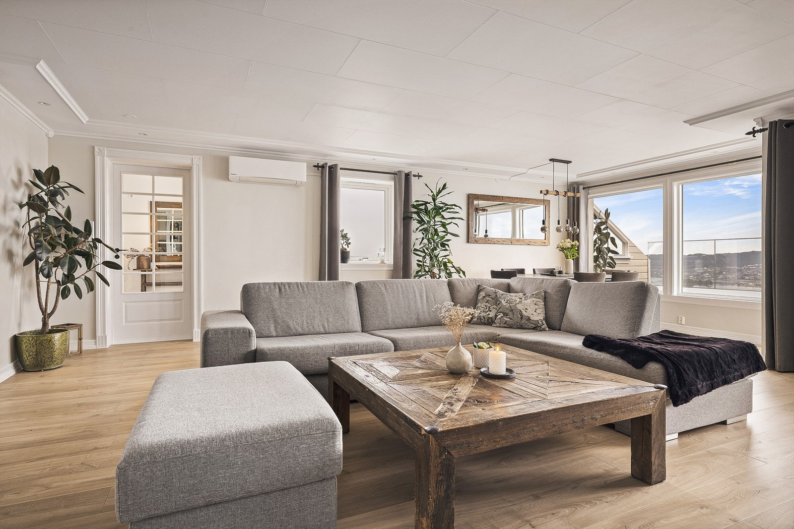 Boligens stue er på romslige 42,2m² og fungerer som et naturlig møtepunkt for hele familien. Galleribilde