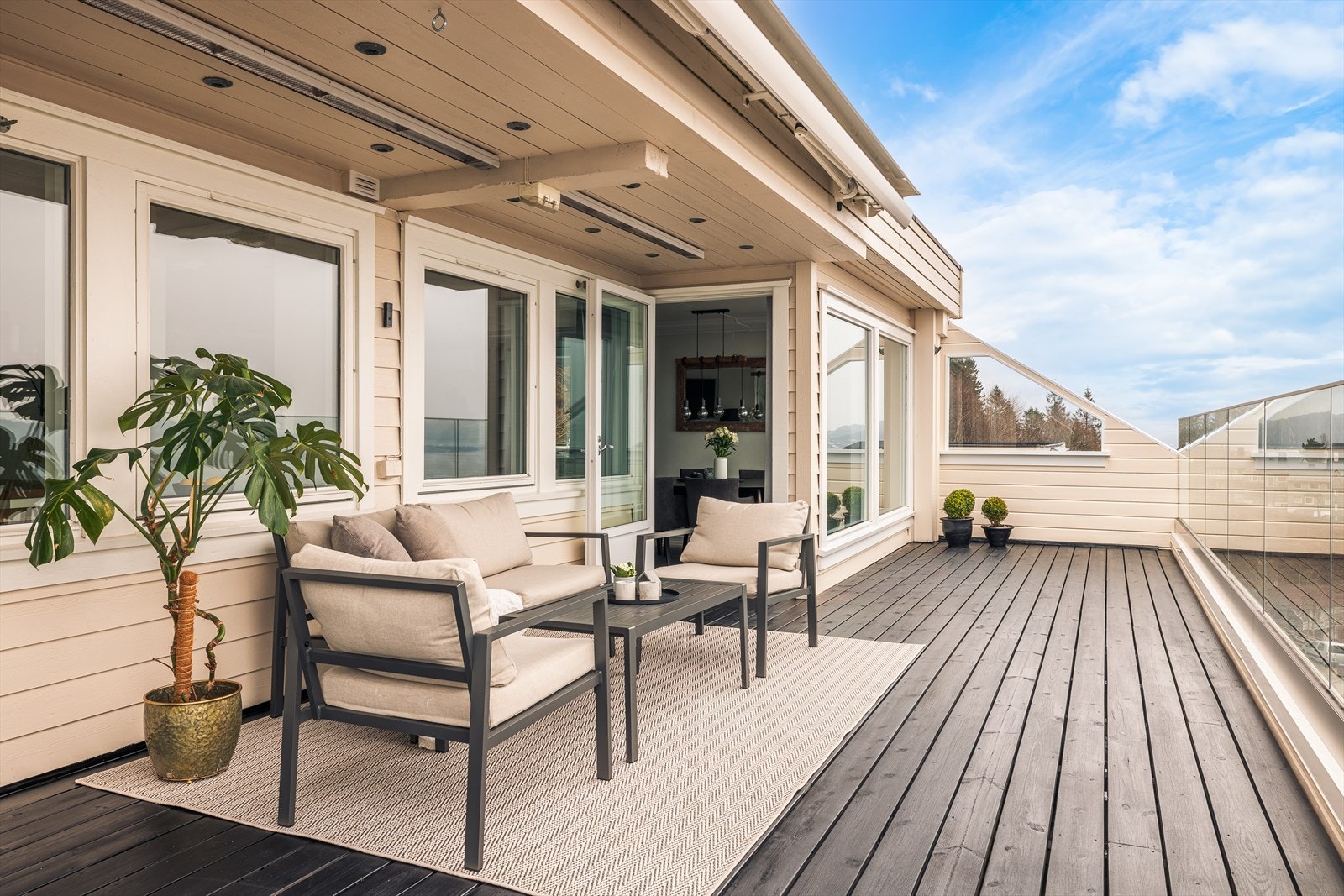 Balkongen på fremsiden strekker seg på langs over hele boligen, og gir deg god plass til å skape sin egen uteoase. Galleribilde