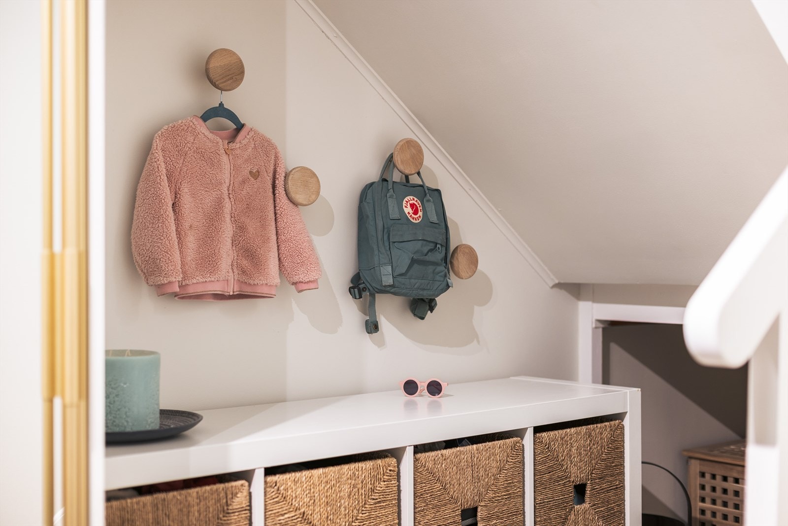 Her har man gode muligheter til å henge fra seg det en måtte ha av yttertøy. Galleribilde