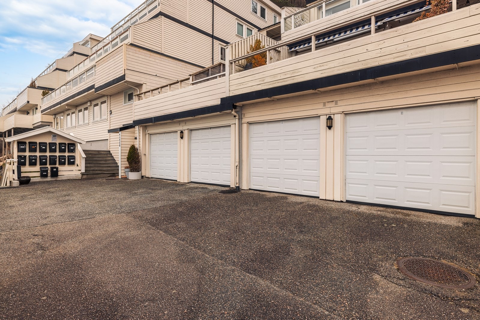 Boligen har sin helt egen garasjeplass, i tillegg til at det er parkering langs gaten for besøkende. Galleribilde