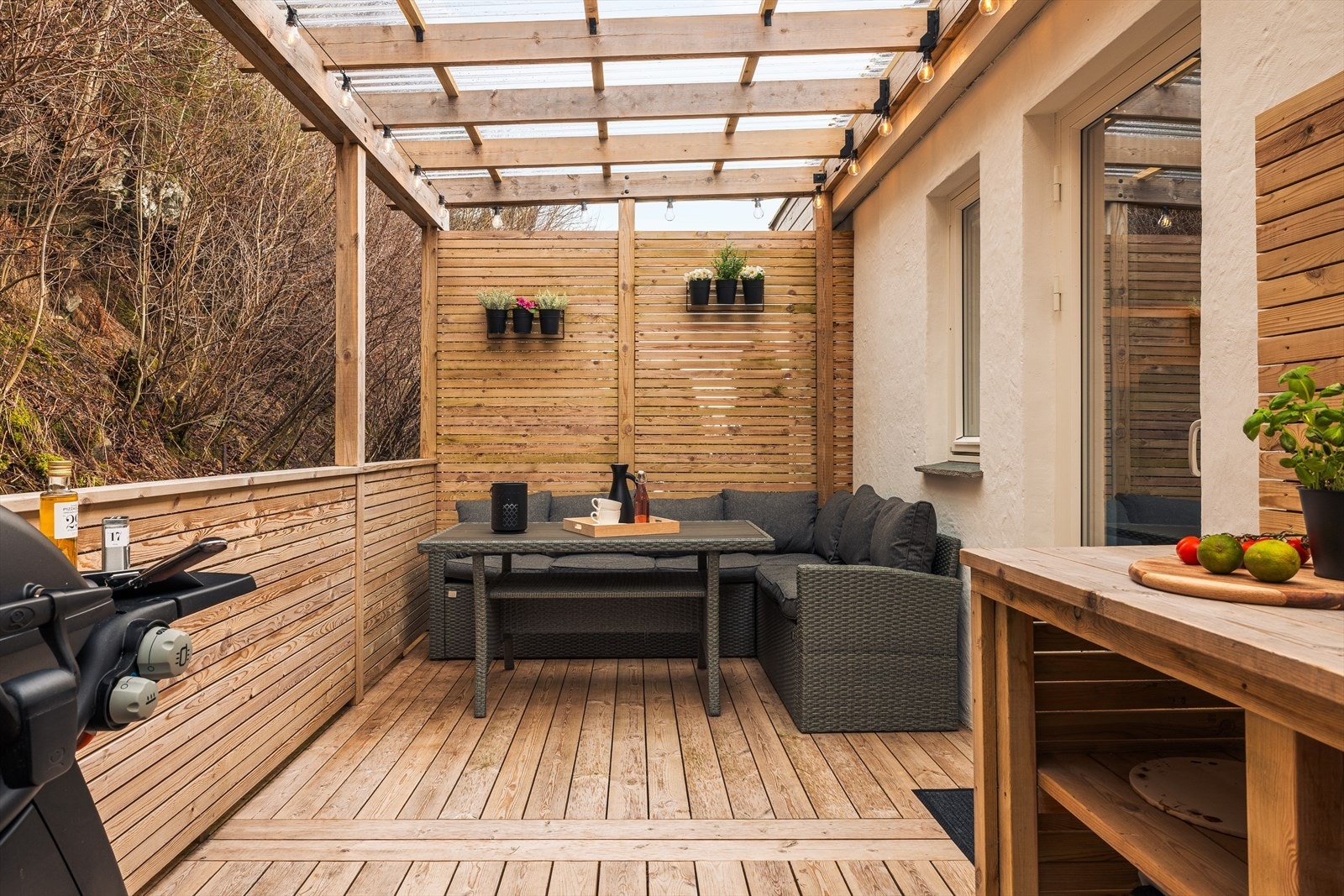 Terrasse bak leiligheten og balkong på fremsiden, som gjør det enkelt å stelle i stand store sammenkomster. Galleribilde