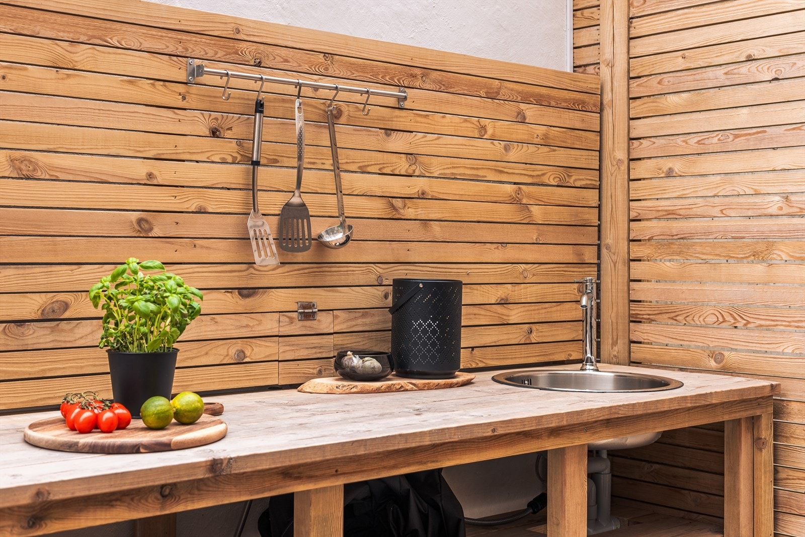 Terrassen er utstyrt med utekjøkken med vask og god plass til å lage mat ute en varm sommerdag. Galleribilde