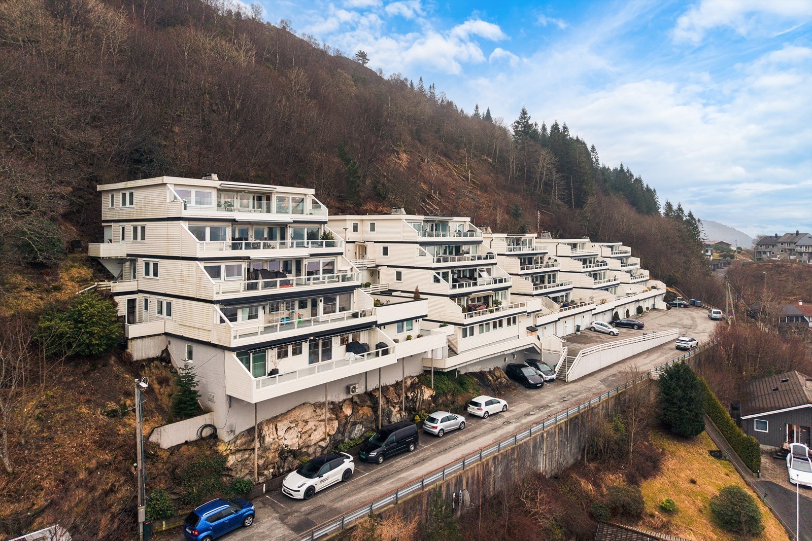 Boligen ligger i et skjermet og stille nabolag i en endegate uten gjennomgående trafikk. Galleribilde