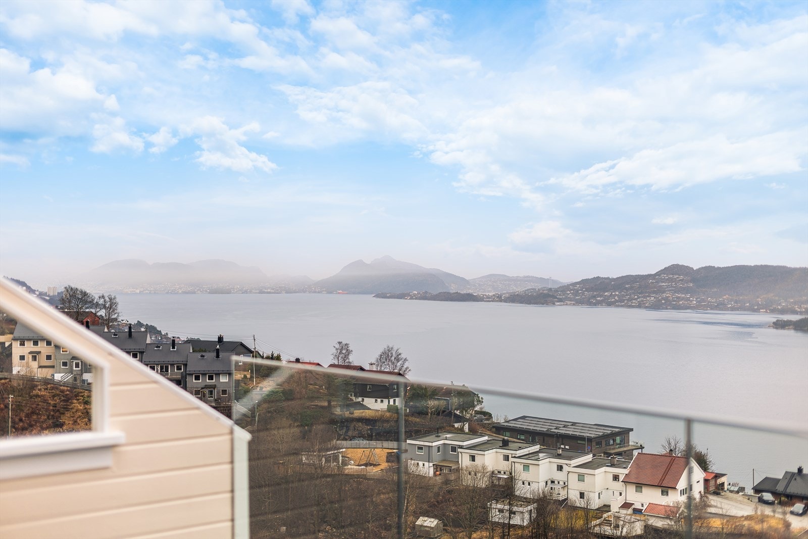 Her ser man hele Askøy på tvers, og helt inn til Laksevåg! Galleribilde