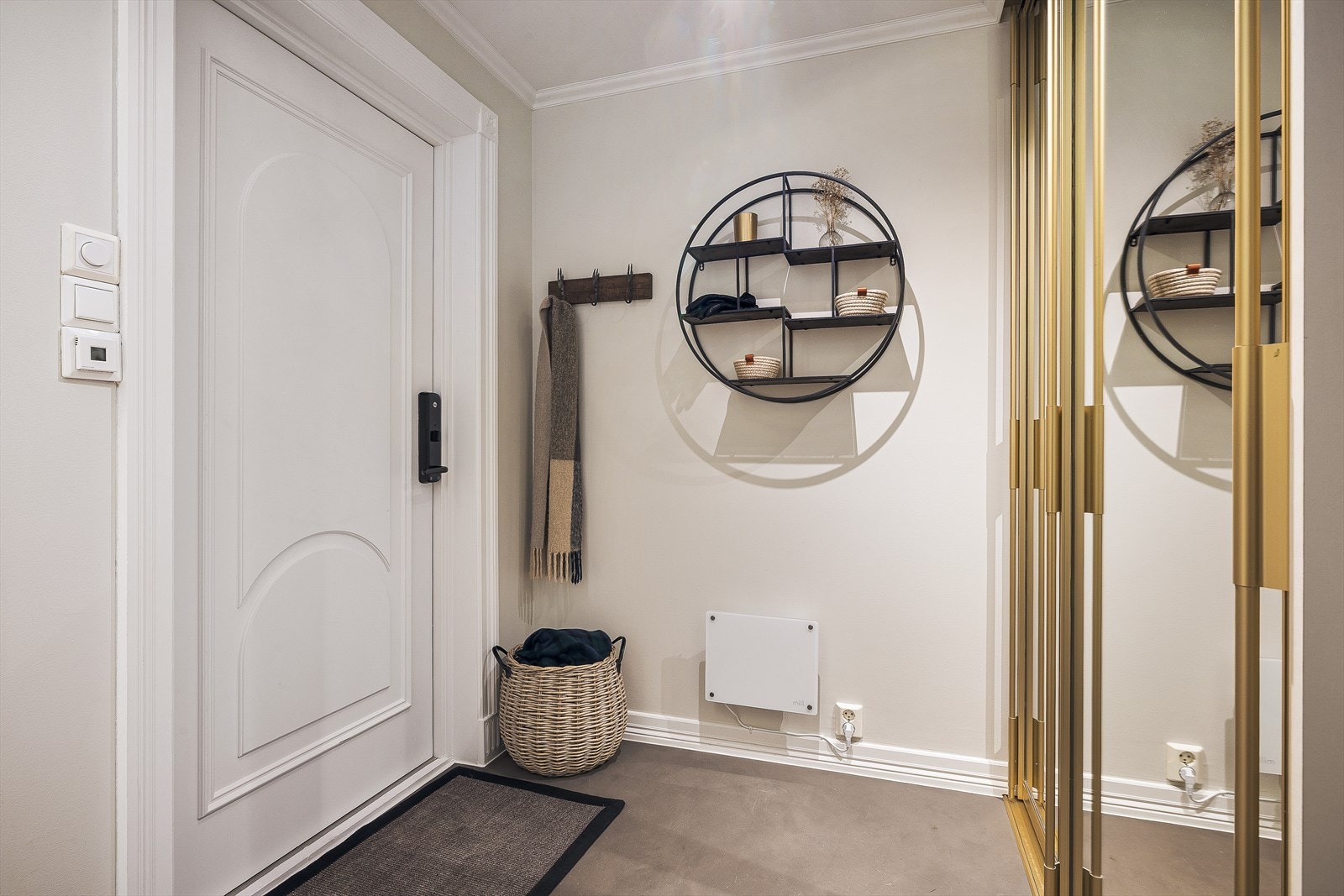 I det man kommer inn blir man møtt av en svært innbydende entré. Rommet er utstyrt med egen skyvedørsgarderobe, noe som gir deg rikelig med lagringsplass. Galleribilde