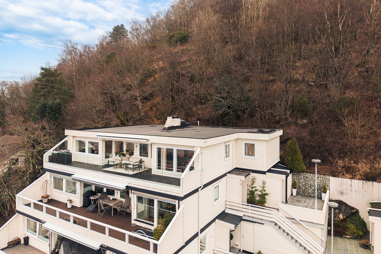 Boligen ligger i byggets øverste etasje og gir deg god dekning til å nyte den herlige utsikten ut over Byfjorden. Galleribilde