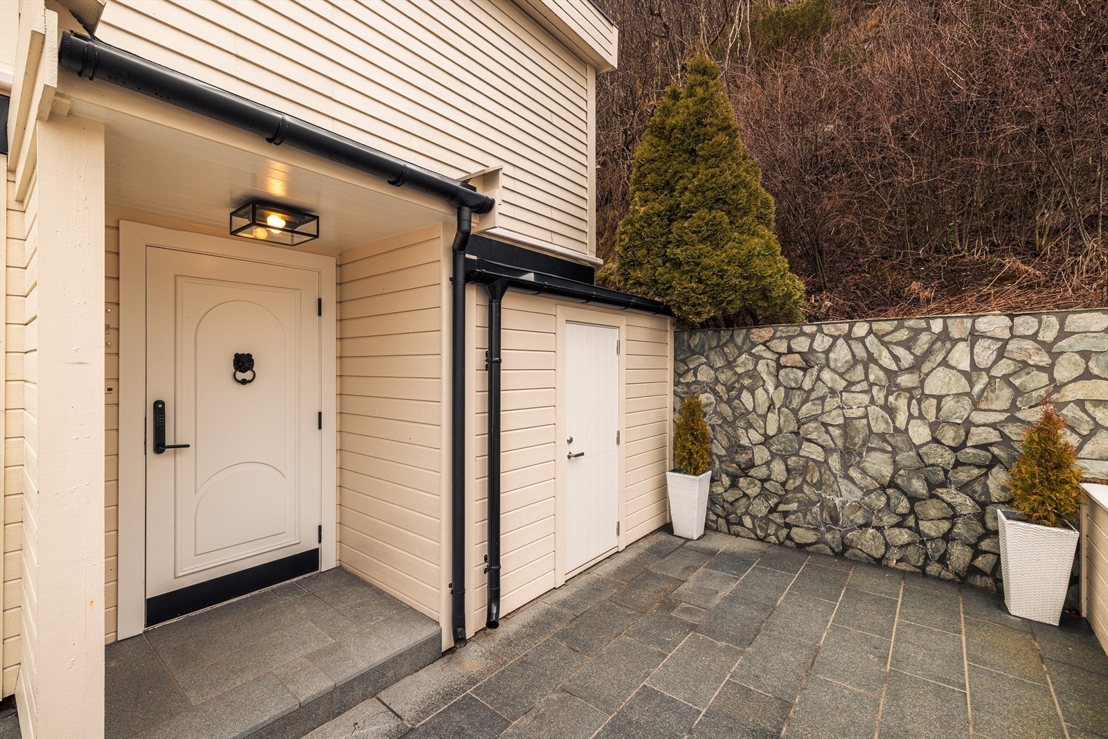 Boligen kommer med sin egen, private inngang. Velkommen inn! Galleribilde