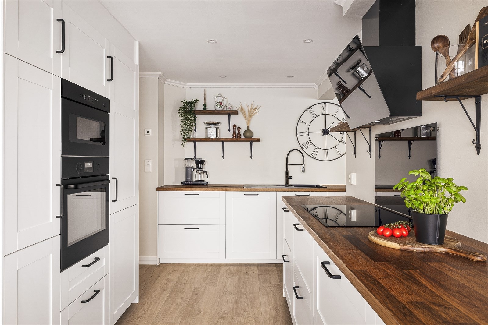 Kjøkkenet er et splitter nytt IKEA kjøkken fra 2020. Her har man fasiliteter som integrert mikro og stekeovn, oppvaskmaskin, platetopp og kjøleskap. Galleribilde