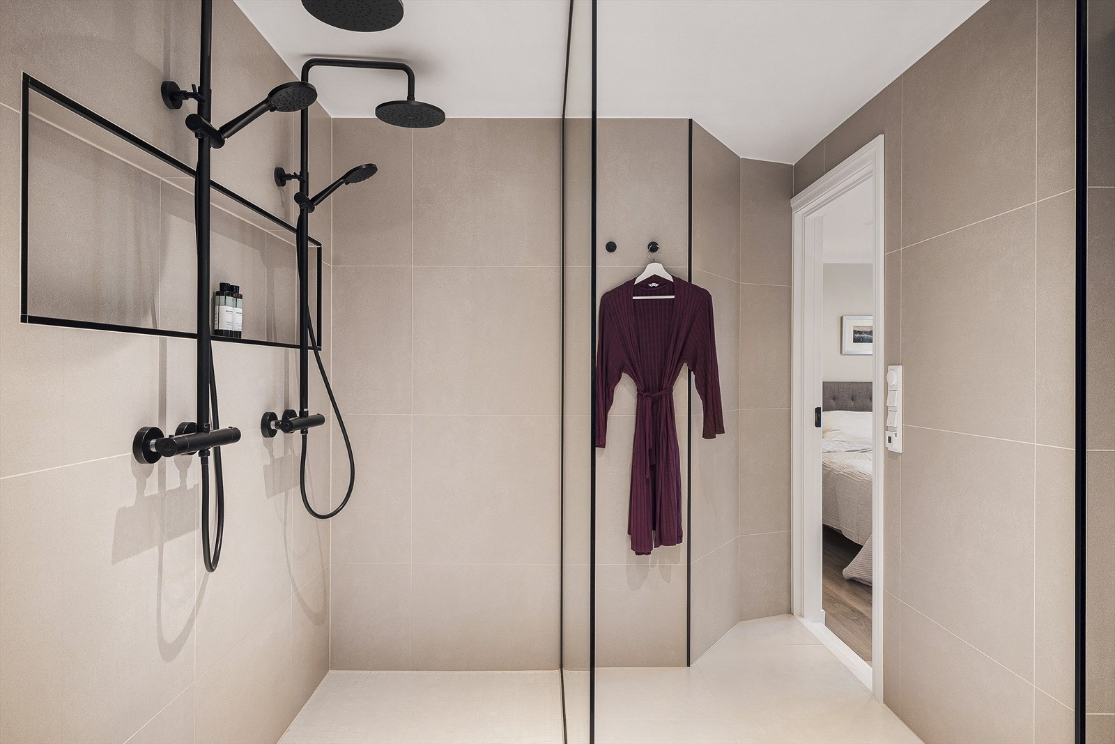 Fra hovedsoverommet har man tilkomst til boligens største bad. I likhet med det første badet er dette også betydelig oppgradert i 2022. Galleribilde