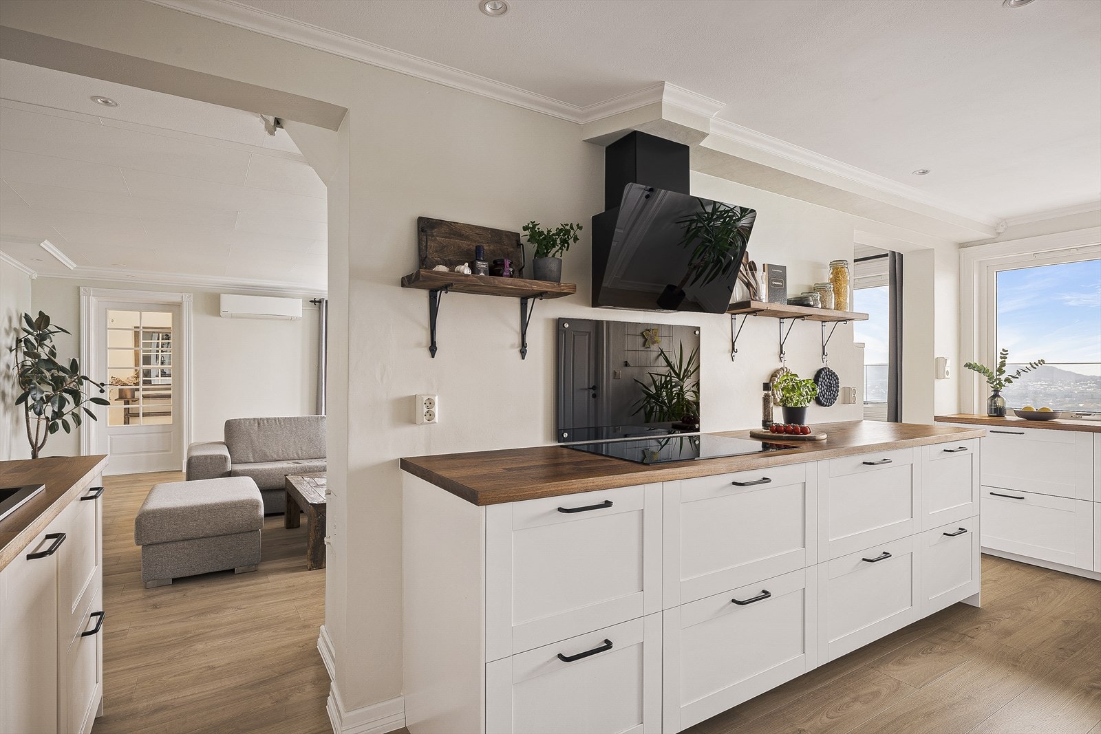 Kjøkkenet rommer 14,3m². Her har man åpning på begge sider av veggen, noe som gir det følelsen av en åpen stue/kjøkkenløsning. Galleribilde