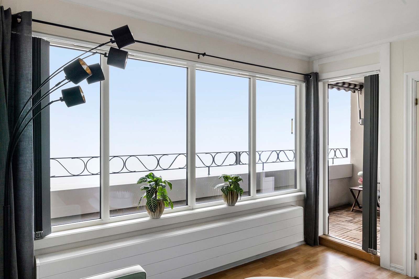 Stue - store vinduer gir godt med naturlig lys Galleribilde