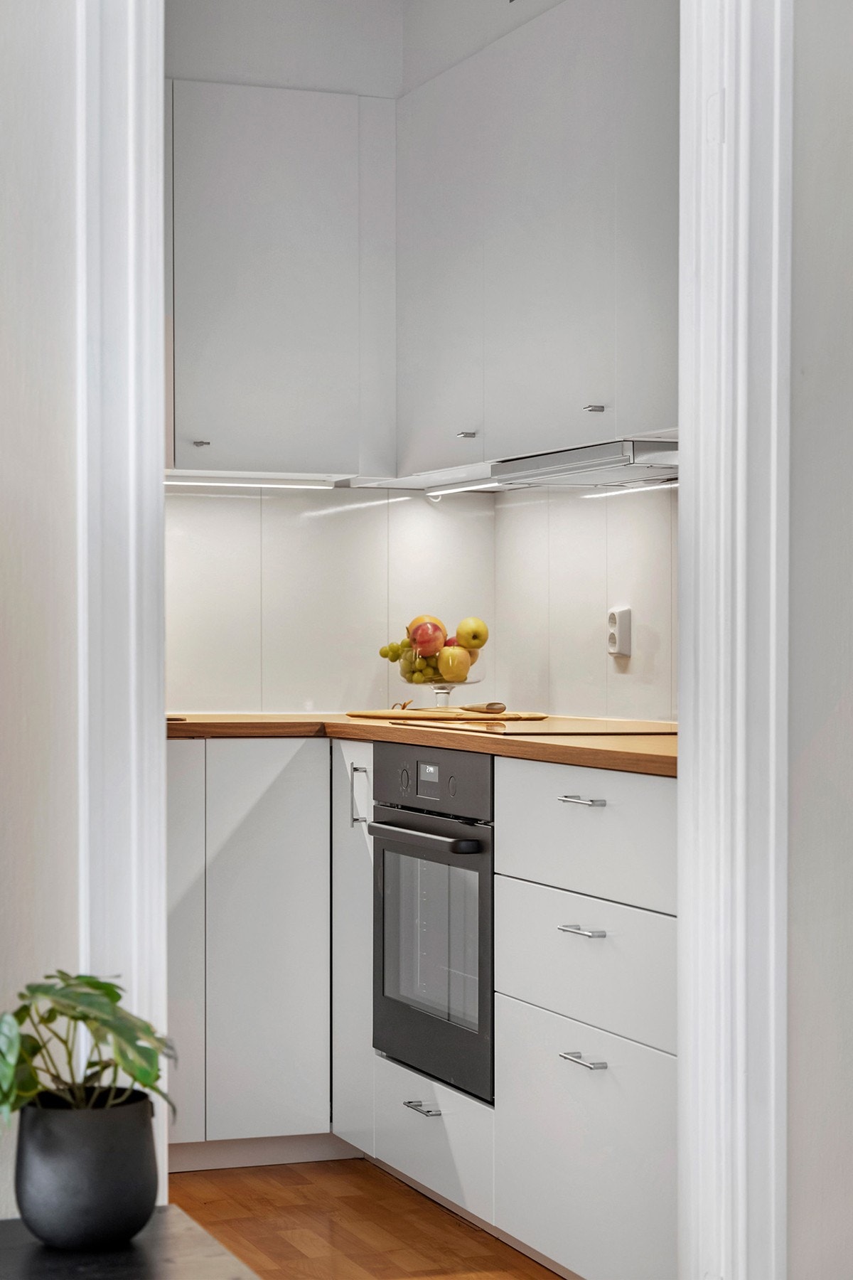 Kjøkken - godt med skap- og benkplass Galleribilde