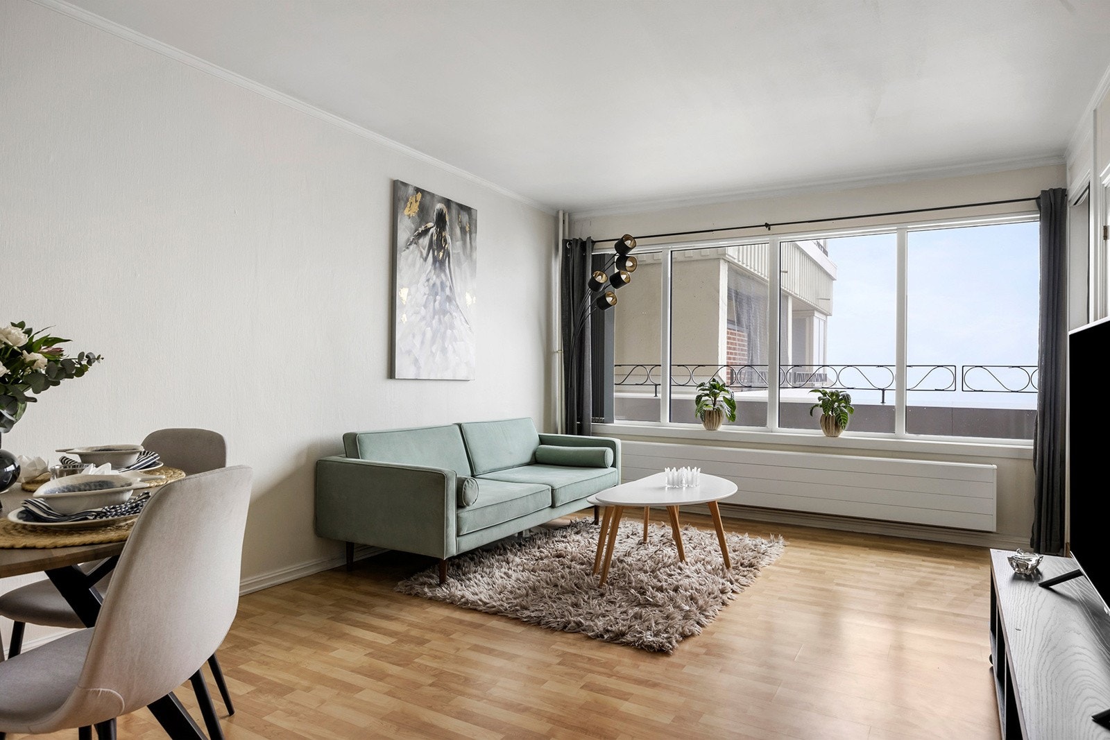 Stuen har god plass til sofagruppe og spiseplass Galleribilde