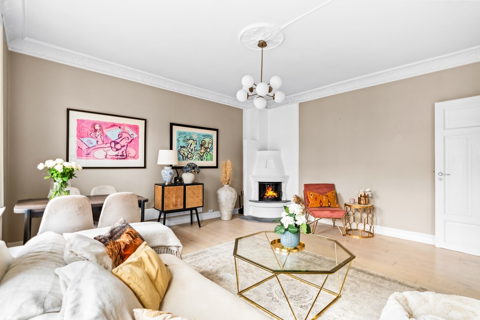 Store vinduer og god takhøyde på ca. 2,79 meter gir en åpen og luftig romfølelse. Her er det lett å trives. Galleribilde