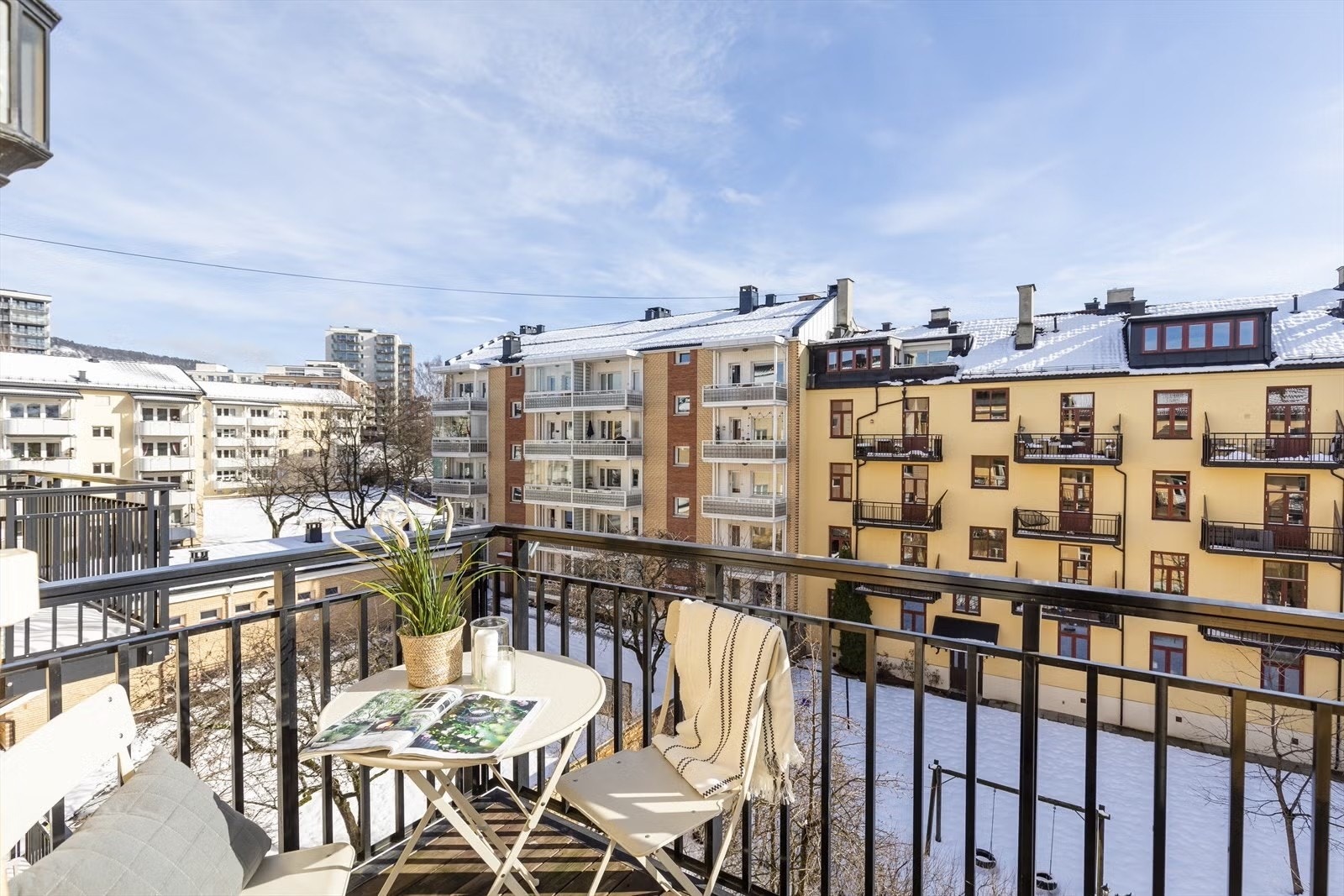 Balkongen er vendt inn mot stille gårdsrom. Galleribilde