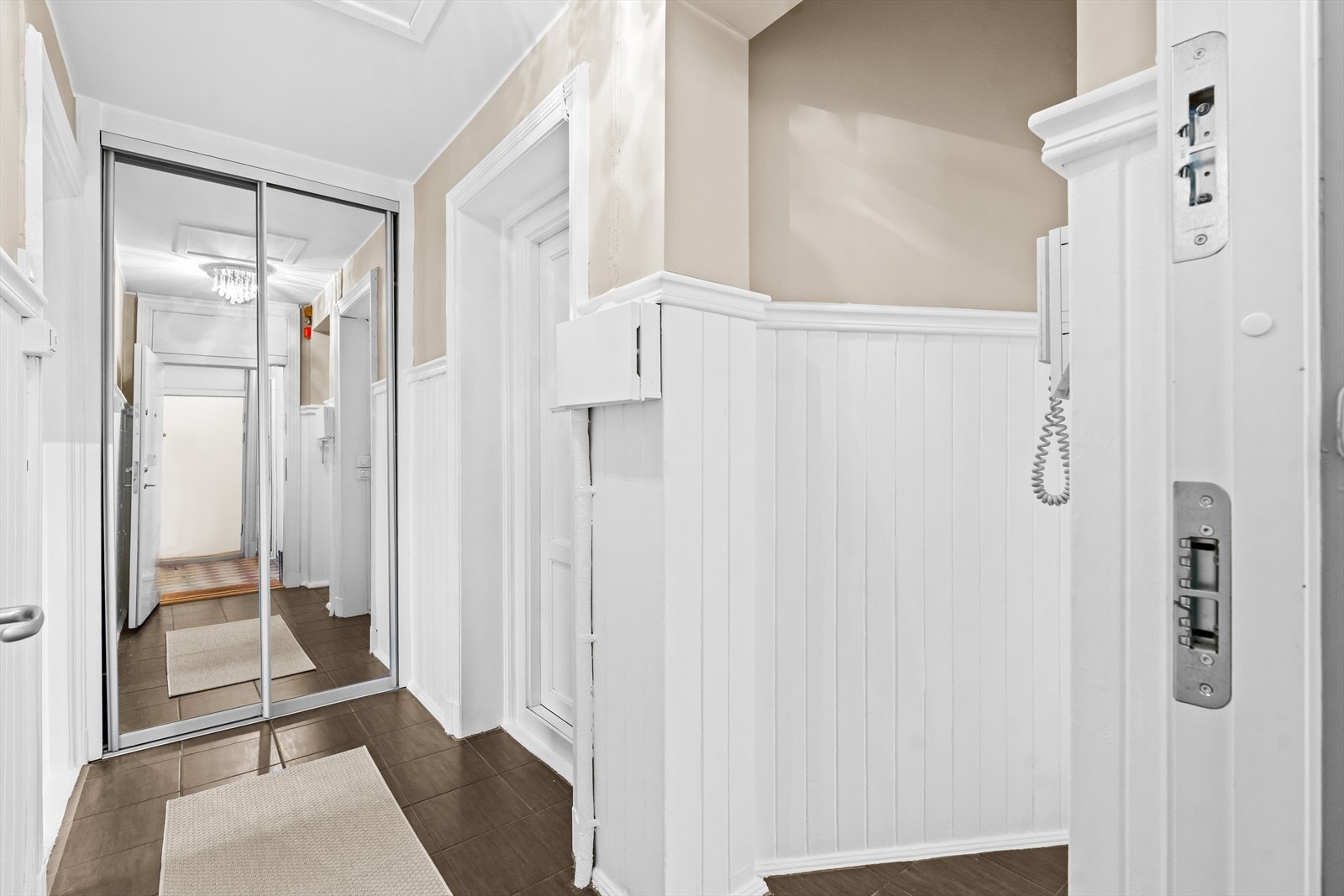 Entréen er flislagt og har varmekabler i gulvet - praktisk på kalde dager. Skyvedørsgarderobe med speil gir rikelig oppbevaringsplass. Galleribilde