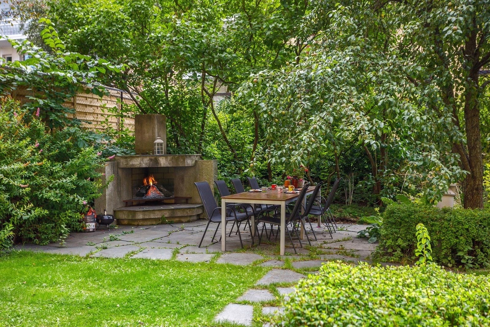 Det er en påkostet og arkitekttegnet bakgård, utarbeidet av Østengen og Bergo Landskapsarkitekter. Galleribilde