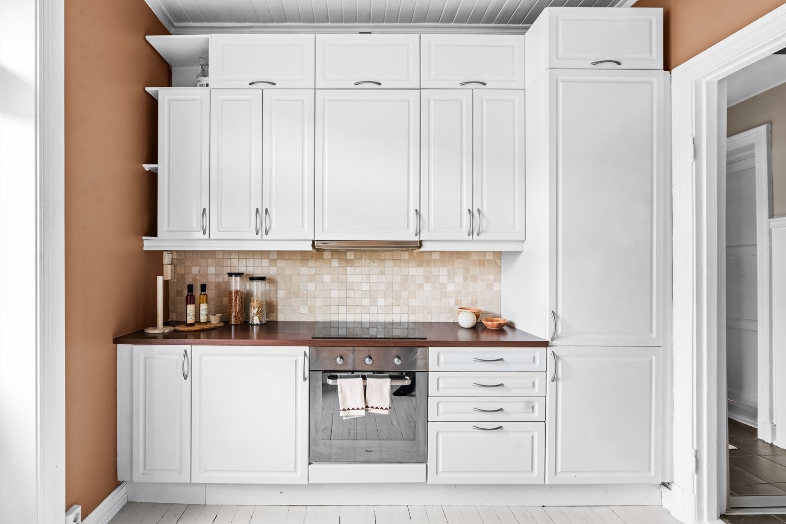 Tidløst kjøkken med hvite fronter og god skapplass. Her ligger alt til rette for både matlaging og hyggelige kjøkkenstunder. Galleribilde