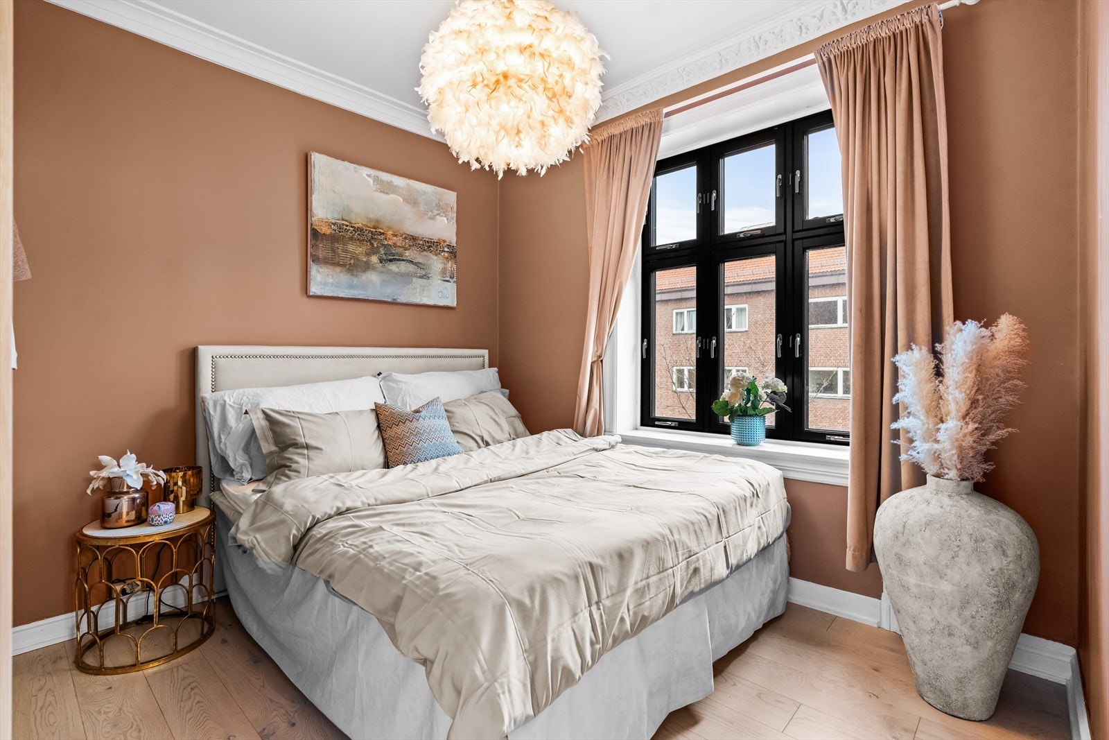 Soverommet vender mot en rolig gate og gir gode rammer for en god natts søvn. Rommet har plass til både dobbeltseng og garderobeløsning. Galleribilde