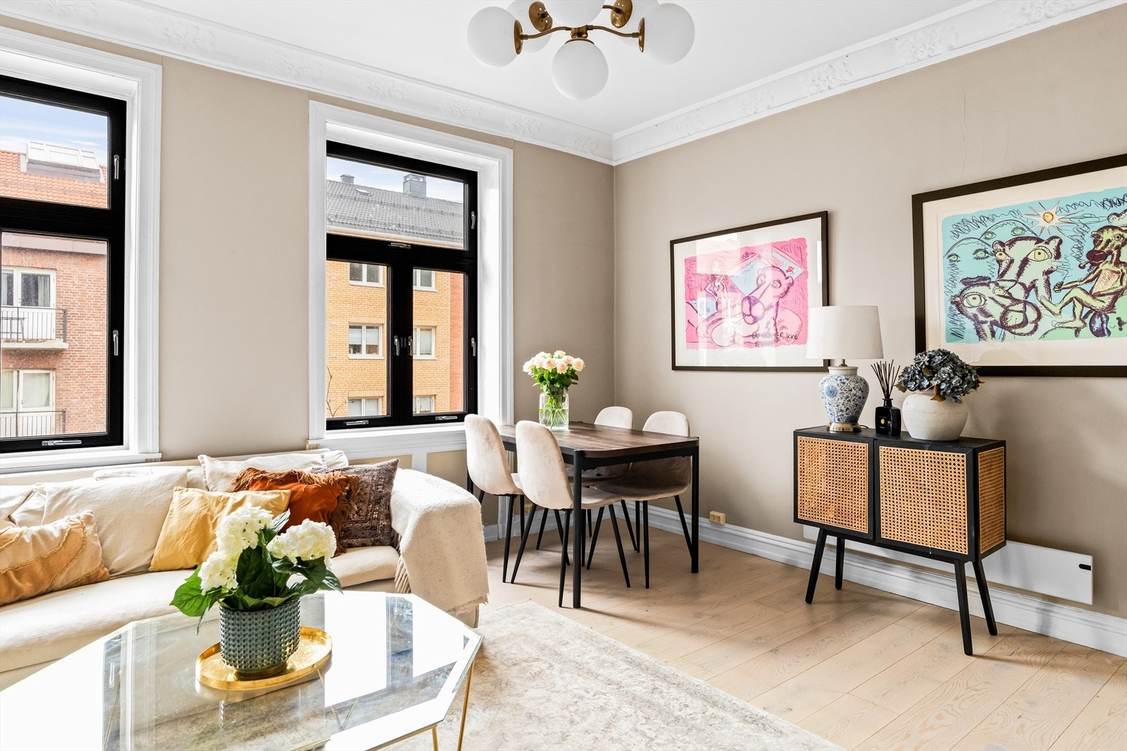 Stuen byr på fleksible møbleringsmuligheter med plass til både sofakrok og spisegruppe. Et sosialt oppholdsrom perfekt for hyggelige sammenkomster. Galleribilde