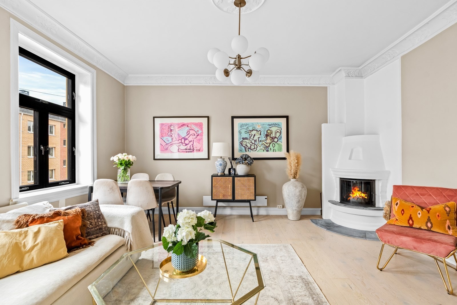 Lys og innbydende stue med store vindusflater som slipper inn rikelig med dagslys. God takhøyde og harmoniske farger gir rommet en luftig og behagelig atmosfære. Galleribilde