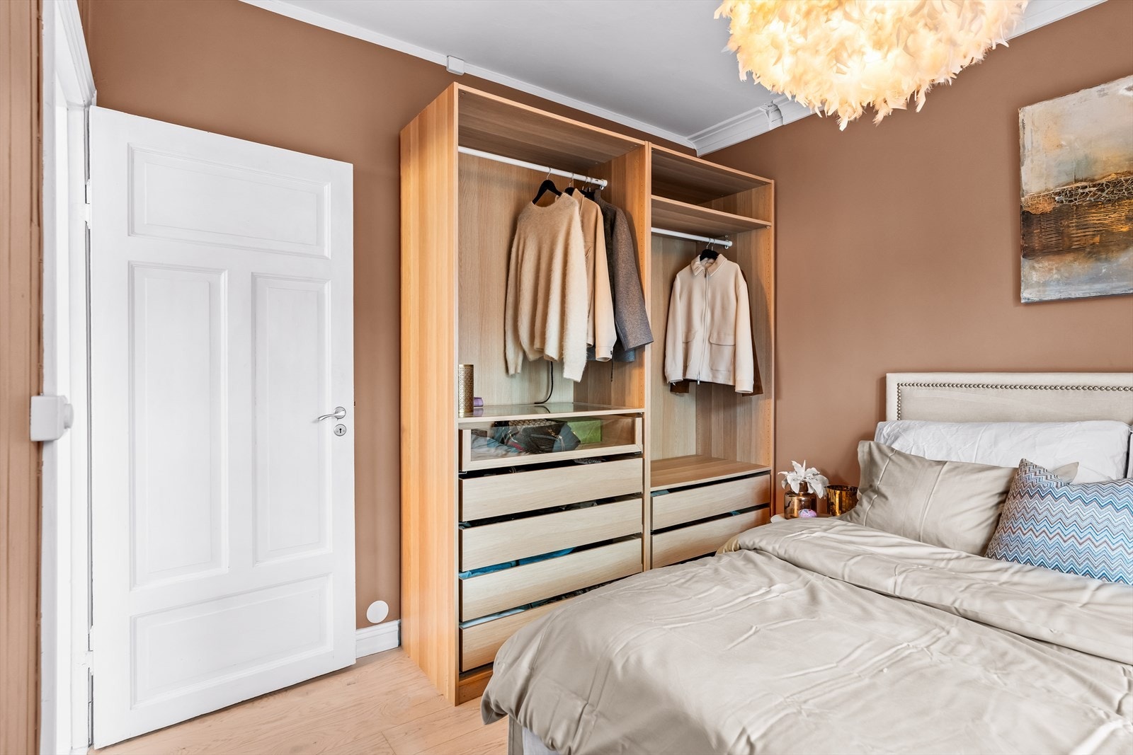 Soverommet har god plass til oppbevaring og møblering etter behov. Et lunt og komfortabelt rom å trekke seg tilbake til. Galleribilde