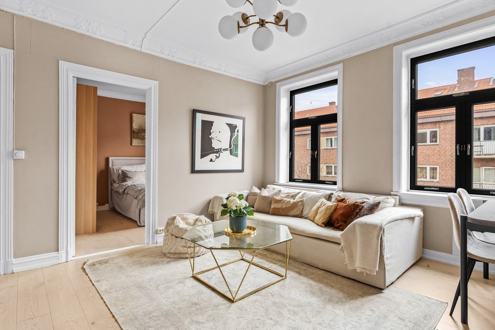 Den gode romstørrelsen gir fleksibilitet i møbleringen. Her kan du enkelt skape din egen stil og atmosfære. Galleribilde