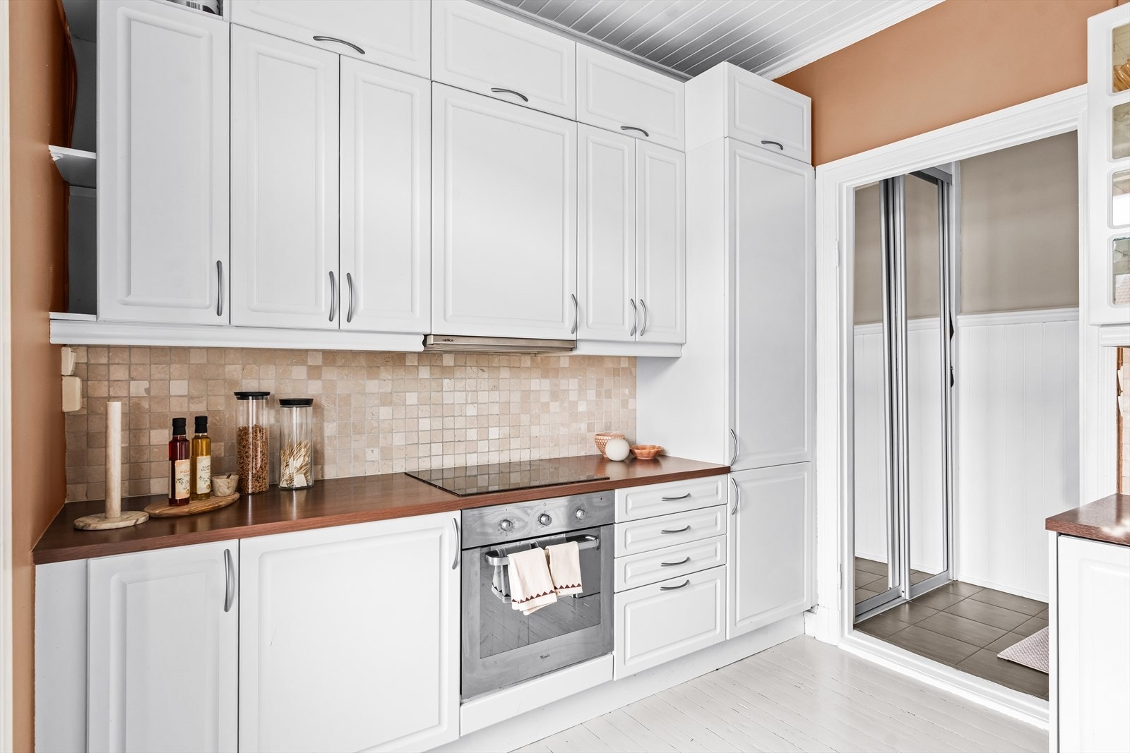 Rikelig med skap- og benkeplass gjør kjøkkenet både praktisk og oversiktlig. Her er det godt tilrettelagt for daglig bruk. Galleribilde