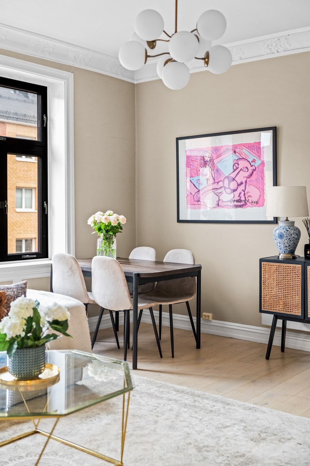 Stuen har god plass til både sofa og spisebord. En naturlig møteplass for både hverdag og gjester. Galleribilde