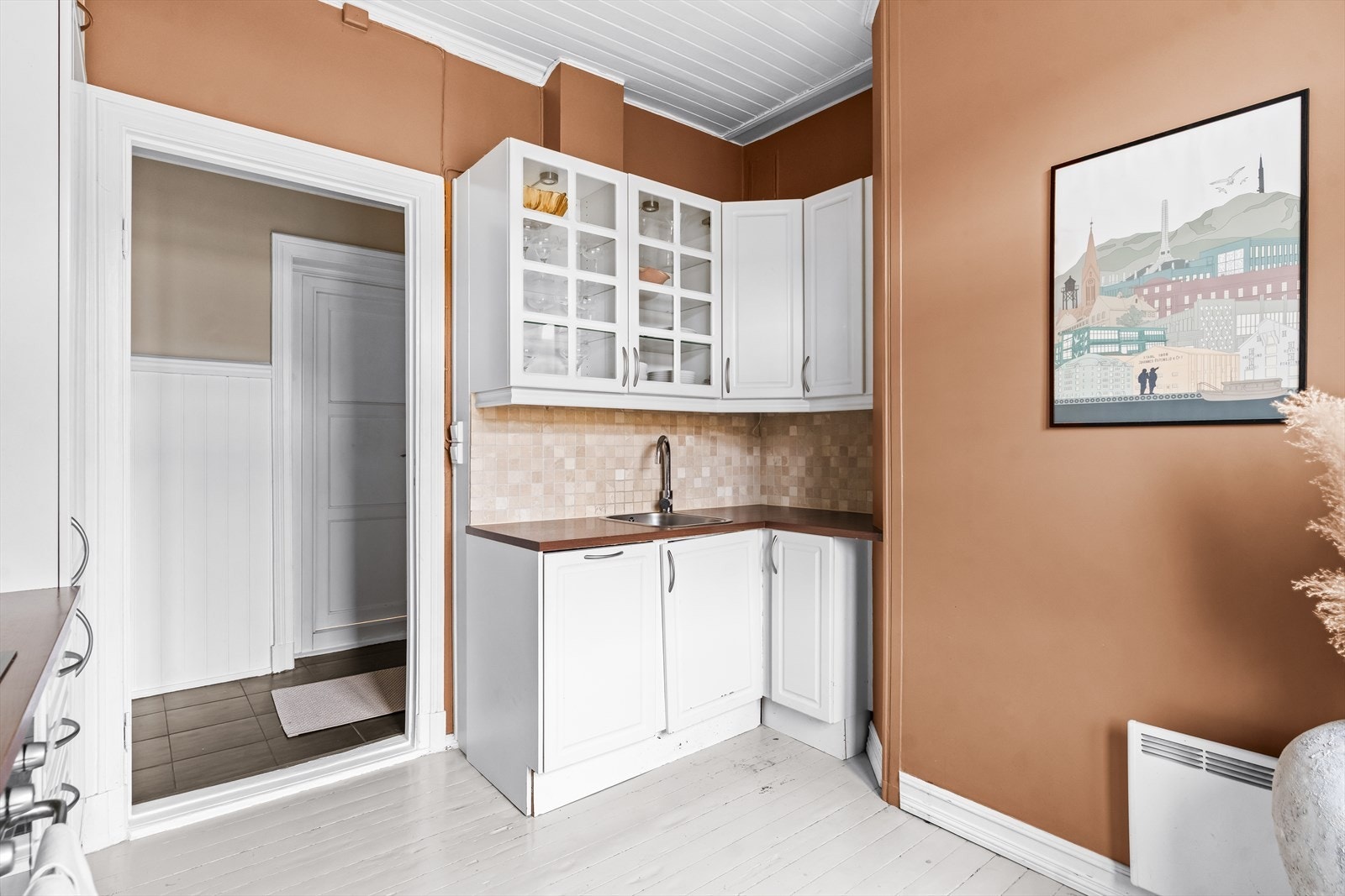 På kjøkkenet er det plass til et hyggelig frokostbord. Et lyst og trivelig rom å starte dagen i. Galleribilde