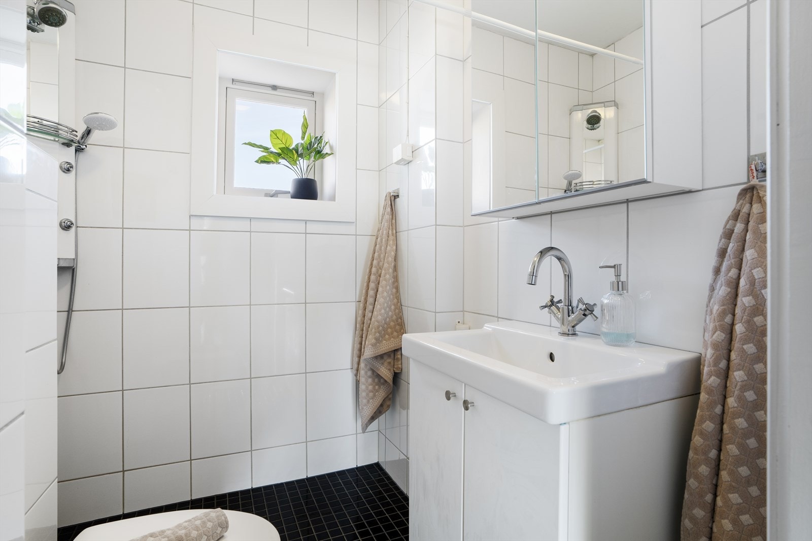 Tidligere våtromstest opplyser at badet er fra 2007. Det ble utført rørfornying av avløp i regi borettslaget i 2020. Galleribilde