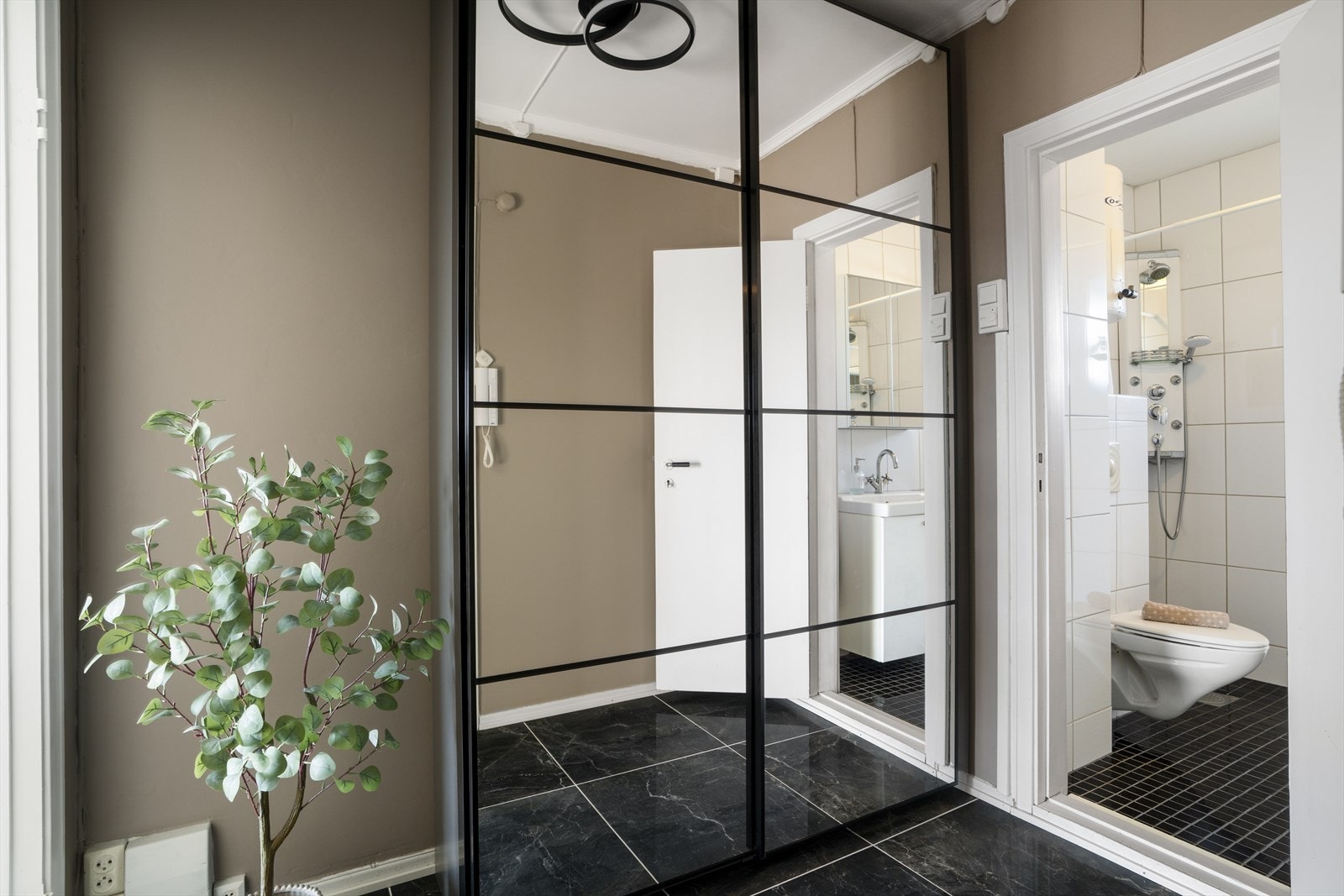 Flott entré på 4 kvm. Plass til garderobeskap.. Galleribilde