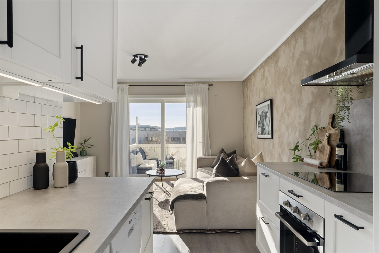 Skyvedør og vinduer er datostemplet 2013. Galleribilde