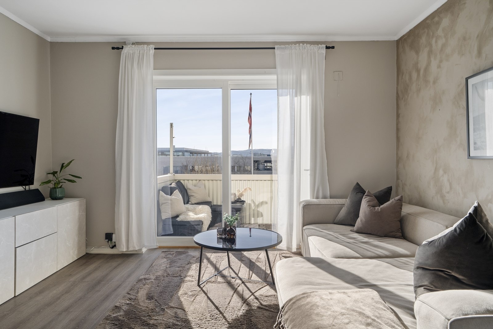 Leiligheten har et internt bruksareal på 36 kvm og fint plassert i byggets 3. etasje. Galleribilde