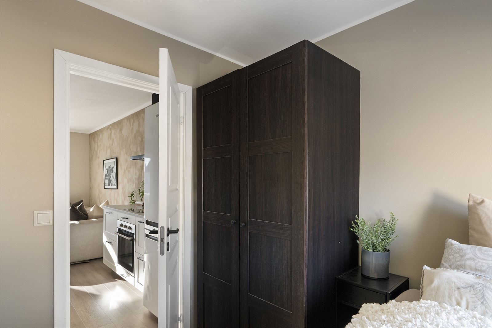 Plass til seng, nattbord og garderobeskap. Galleribilde