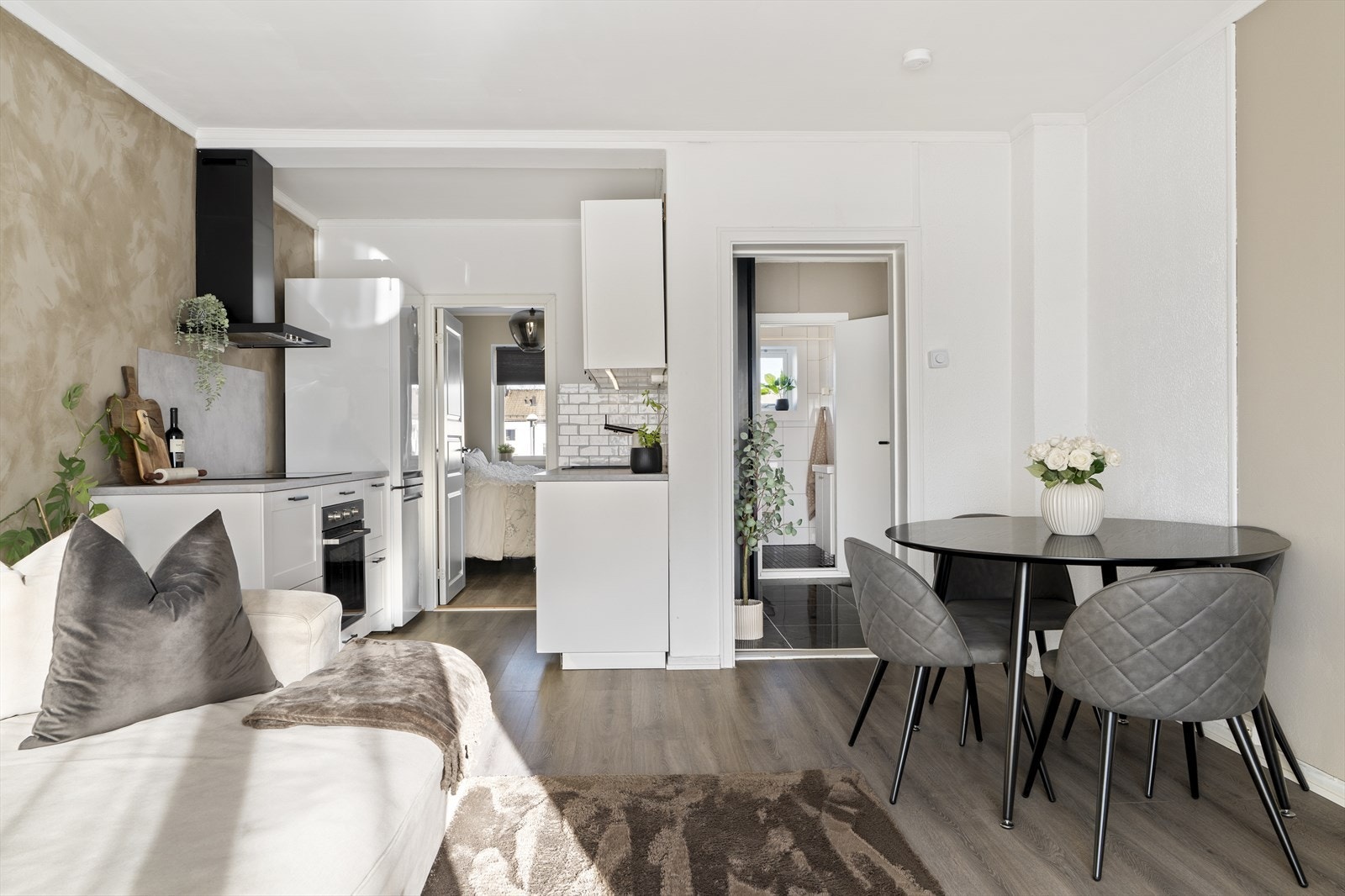 Plass til sofagruppe, spisebord og tilhørende møblement. Galleribilde