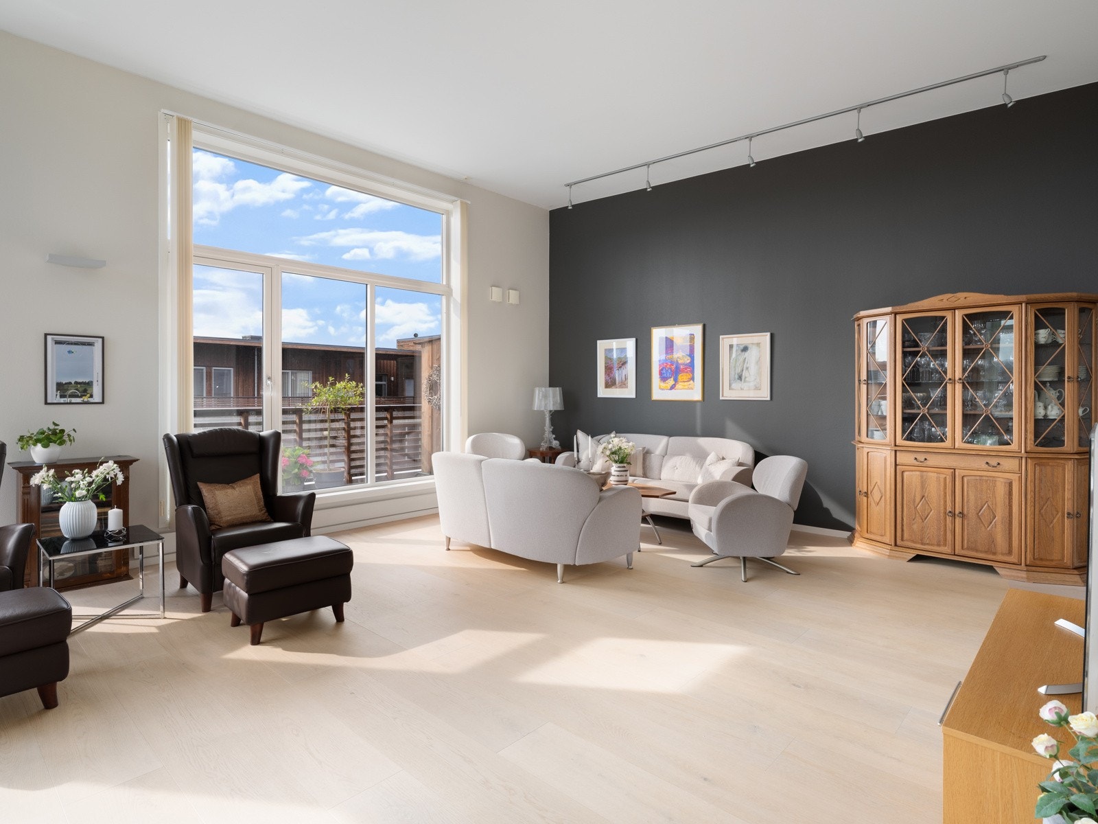 Rommet er av god størrelse og oppleves som luftig og romslig med god takhøyde Galleribilde