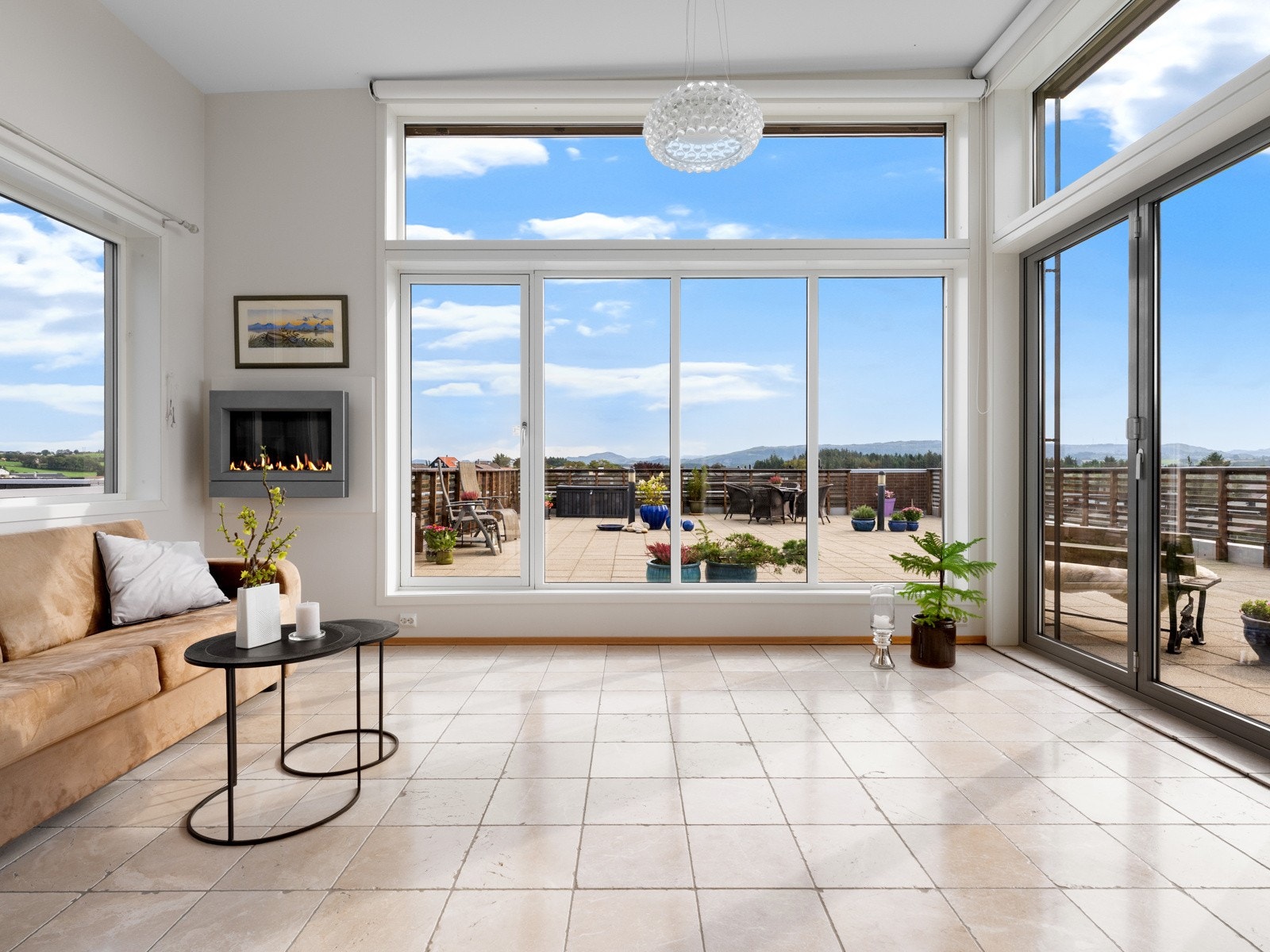 De store glassflatene slipper inn rikelig med dagslys og gir en luftig og romslig atmosfære. Galleribilde