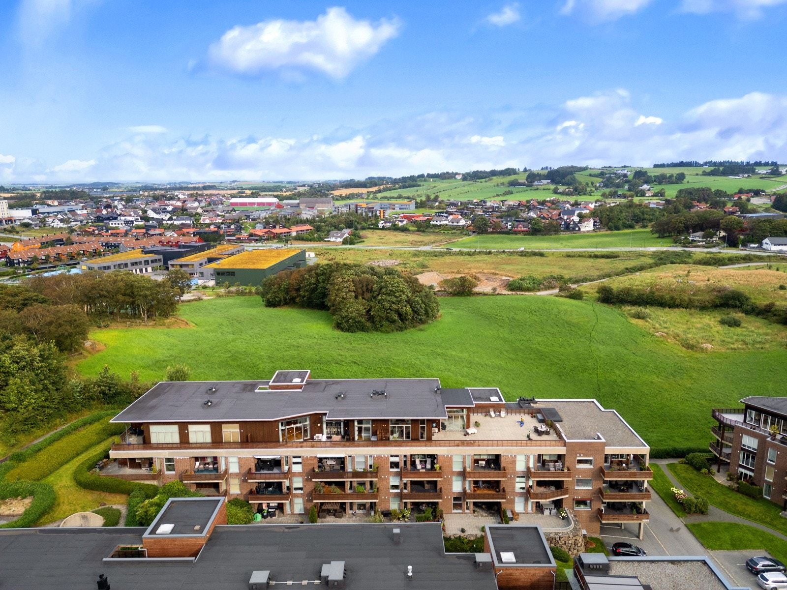 Det er gangavstand til Bryne sentrum hvor du finner togstasjon og et variert servicetilbud. Galleribilde