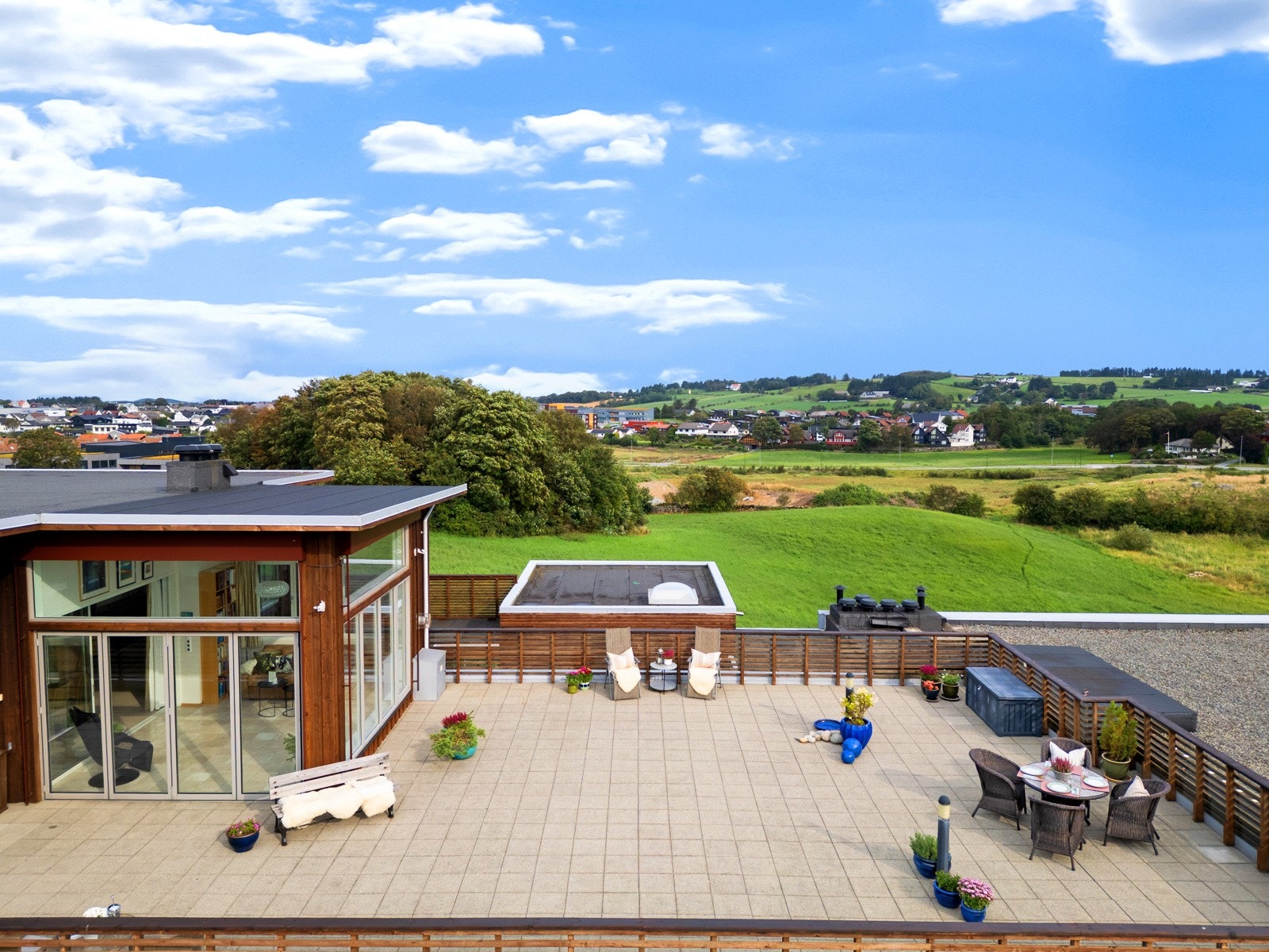 Et solid og lettstelt uteareal som fungerer som en fin forlengelse av stue og kjøkken. Galleribilde