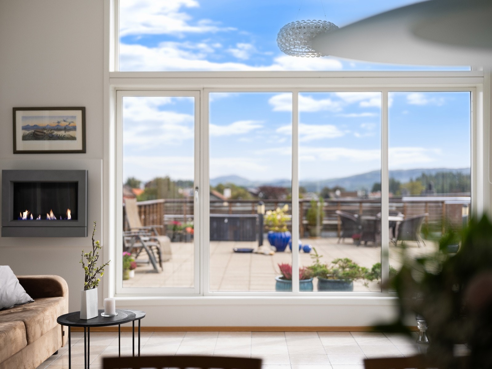 Vinterhagen har god blending, om det skulle være ønskeleg. I tillegg til de store markisene er det innvendige rullegardiner og fora silkegardiner. Det gjør at sovesofa kan slåes ut og bli ei lekker dobbeltseng. Galleribilde