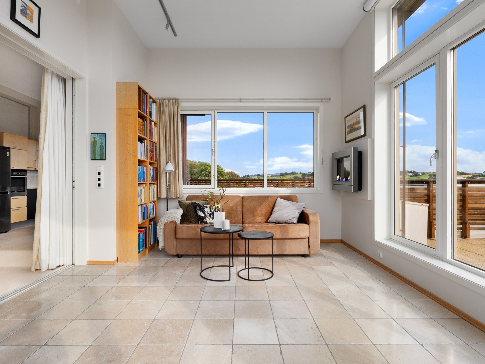 Foldedøra kan åpnes helt opp. Det vises godt i video. Galleribilde