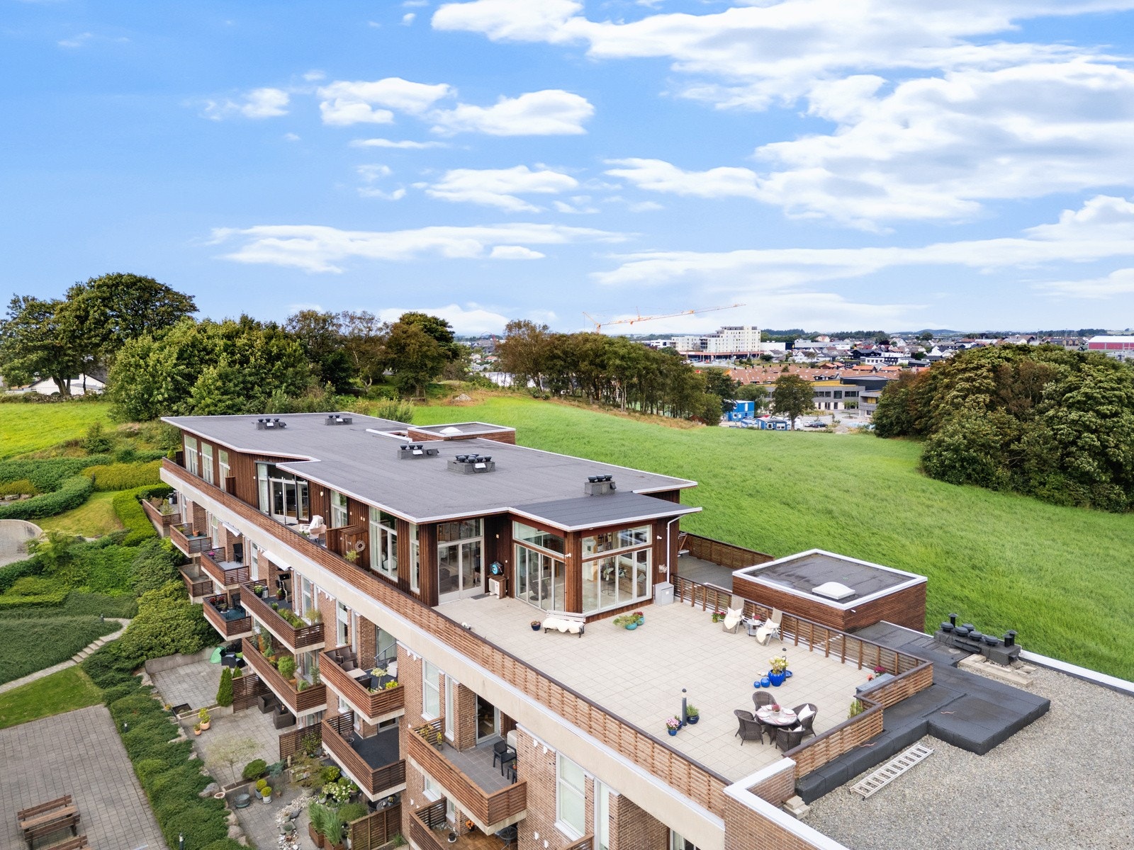Leiligheten har en stor takterrasse på ca. 133 kvm. Galleribilde