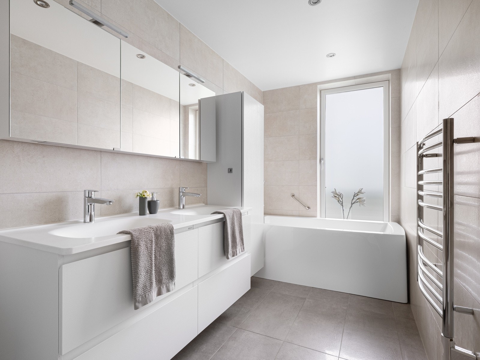 Hovedbadet ble oppgradert i 2016. Badet har fliser på både gulv og vegger, og gulvet er utstyrt med elektrisk gulvvarme. Galleribilde