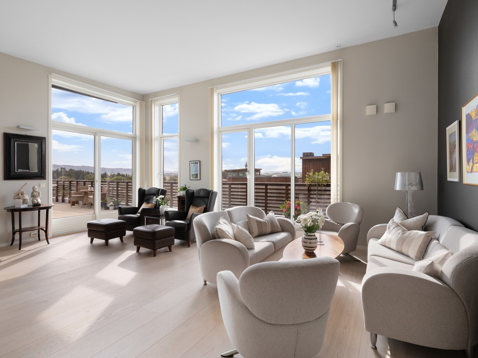 Store vindusflater er gjennomgående i rommet og gir meget godt lysinnslipp Galleribilde